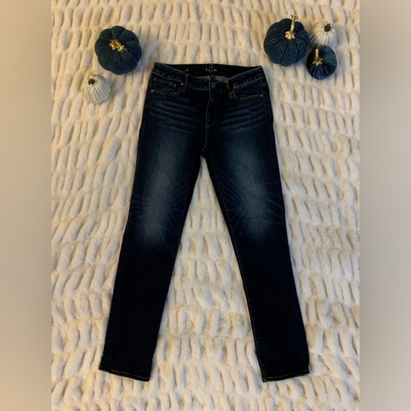 White House Black Market The Slim Dark Wash Crop Jeans - Picture 1 of 9